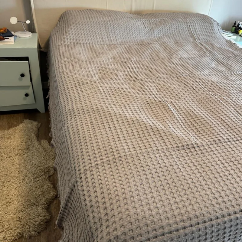 Manta tejida para sillón y cama gris - 180 x 130 cm en Gris - Textiles, Uruguay | Buho Store, vista 4