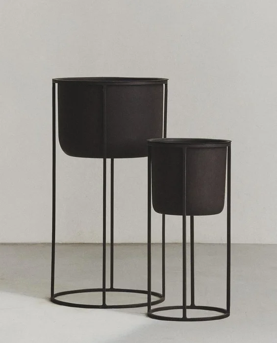 MACETERO METÁLICO en Negro - Jarrones, Uruguay | Zara Home