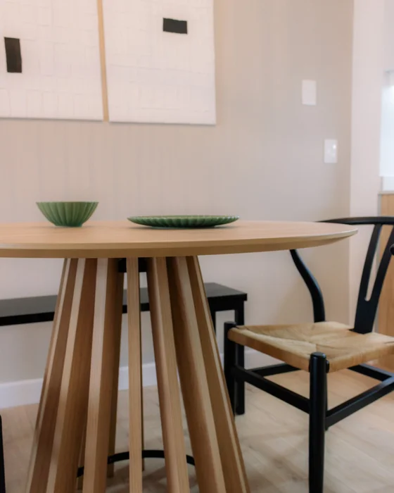 Mesa de Comedor Pipa Redonda 110 cm - Olmo en Madera natural - Mesas de comedor, Uruguay | Berna Home, vista 10
