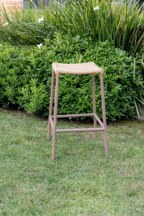 Banqueta de barra en cuerda náutica beige y aluminio en Beige - Butacas, banquetas y puffs, Uruguay | Entrecasa