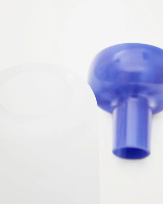 Jarrón Kelse de vidrio transparente y azul 30,5 cm en Azul - Jarrones, Uruguay | Kavehome, vista 3