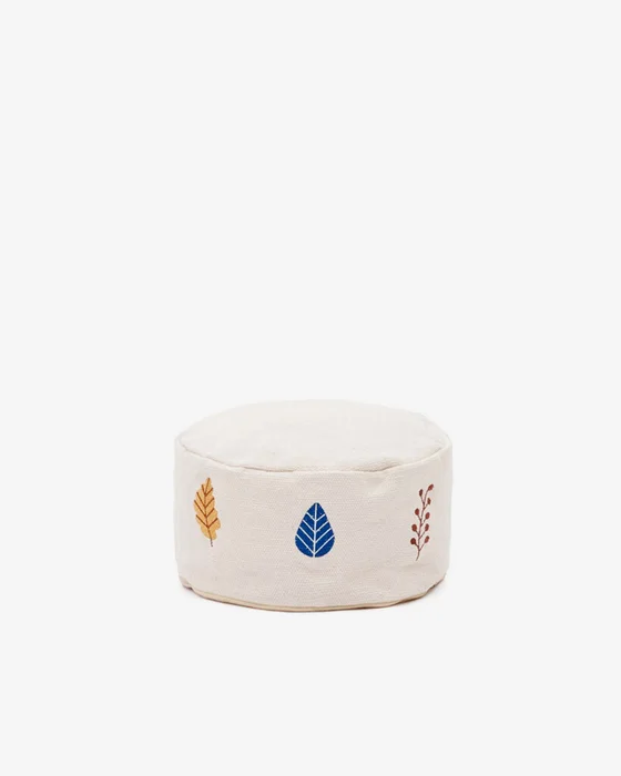 Puf Yanil 100% algodón blanco con bordado de hojas multicolor Ø 40 cm en Multicolor - Butacas, banquetas y puffs, Uruguay | Kavehome