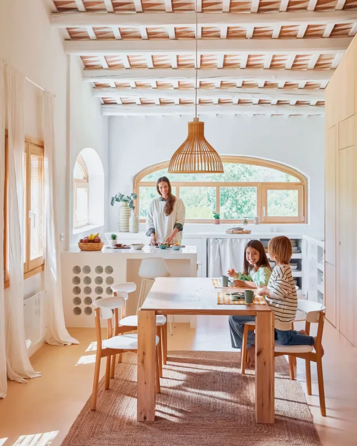Mesa Deyanira de chapa de roble y patas de madera maciza de roble 200 x 100 cm en Madera natural - Mesas de comedor, Uruguay | Kavehome, vista 2