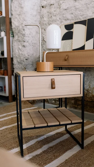 Mesa de Luz James (Marrón Claro/Hierro Negro) en Madera natural - Mesas de luz, Uruguay | Berna home, vista 2