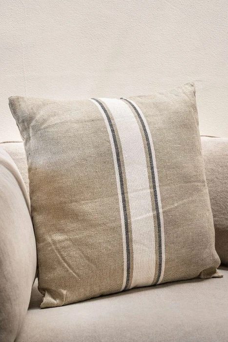 ALMOHADON FERMIN - 50 X 50 CMS en Beige - Textiles, Uruguay | La Iberica, vista 5