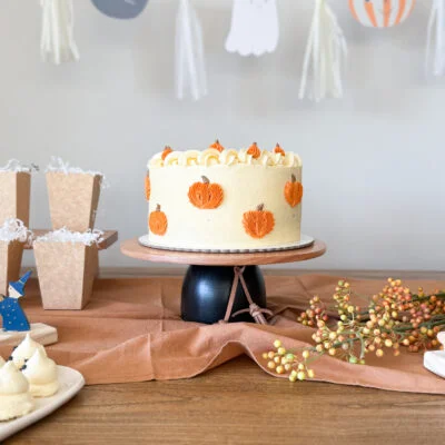 Pie de torta alta base negra y flecos – 30cm - Decoración, Uruguay | Dreams On Time, vista 2