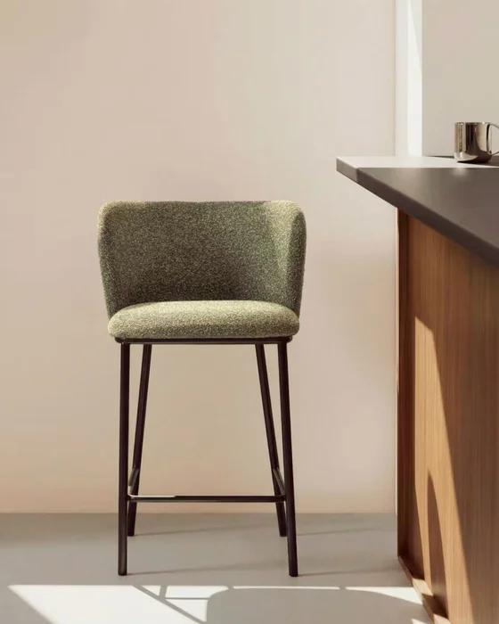 Taburete Ciselia de chenilla - gruesa verde oscuro y patas de acero acabado negro FSC Mix Credit 65 cm. en Marrón - Butacas, banquetas y puffs, Uruguay | Kavehome, vista 2