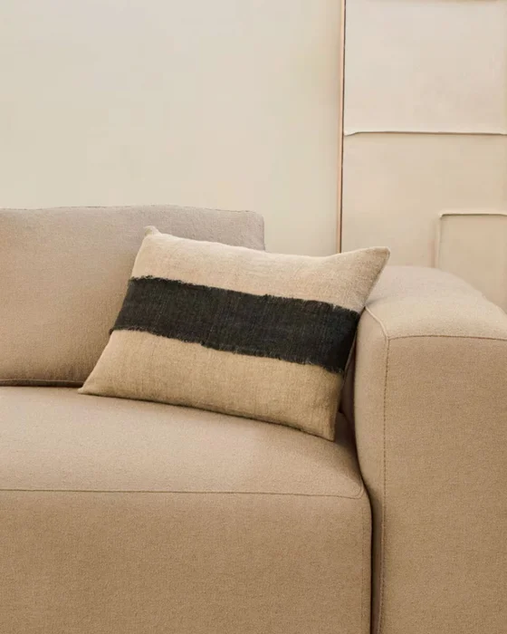 Almohadón Daf 100% de lino - beige y gris con flecos 40 x 60 cm en Beige - Textiles, Uruguay | Kavehome, vista 2