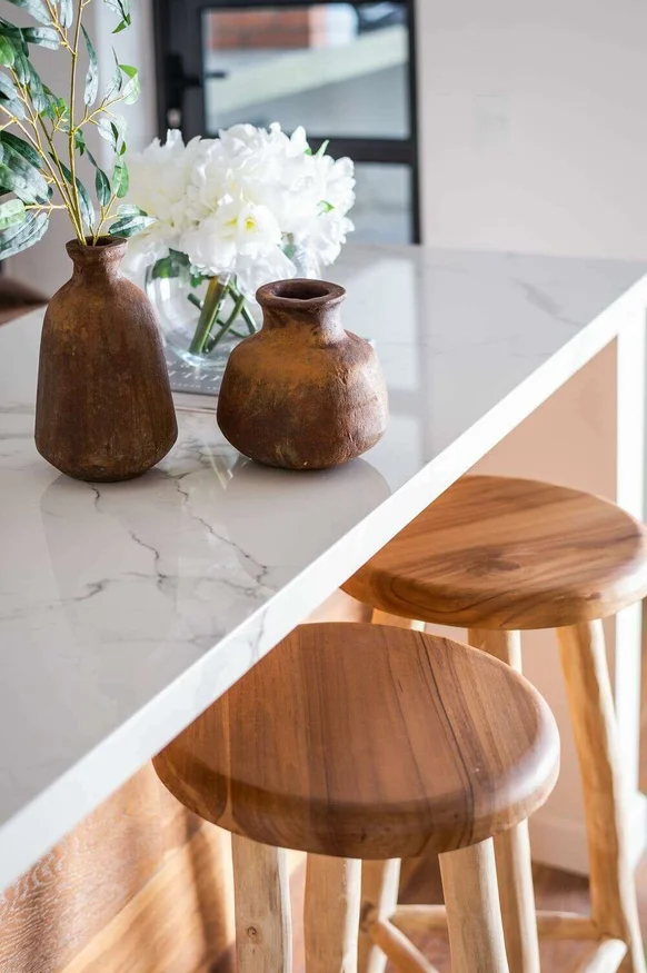 BANCO DE BAR LUCAS en Madera natural - Sillas, Uruguay | La Iberica, vista 2