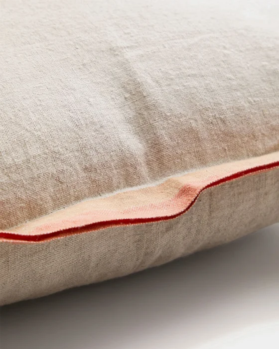 Almohadón Disea de lino beige con detalle naranja 45 x 45 cm en Beige - Textiles, Uruguay | Kavehome, vista 3