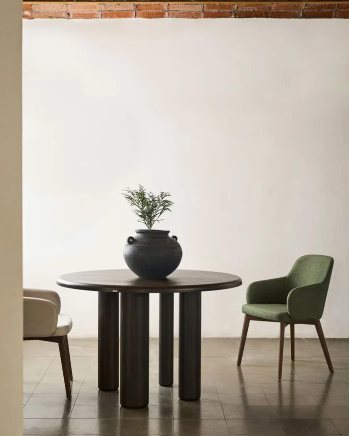 Mesa redonda Mailen - en chapa de fresno con acabado oscuro Ø 120 cm en Madera natural - Mesas de comedor, Uruguay | Kavehome, vista 2