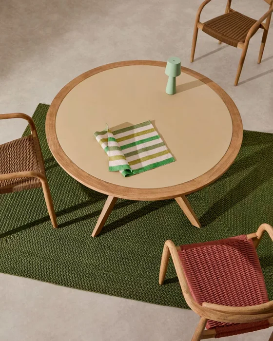 Mesa redonda Julieta de polycemento beige y madera maciza de acacia Ø 120 cm FSC 100% en Madera natural - Muebles para el exterior, Uruguay | Kavehome, vista 2