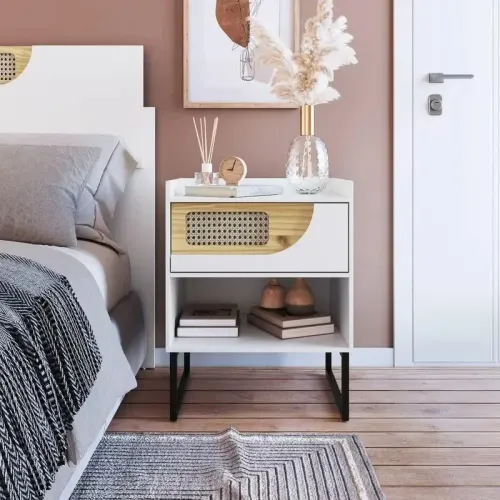 Mesa de luz con 1 cajón con detalle en madera y rattan. en Blanco - Mesas de luz, Uruguay | Champagne Home