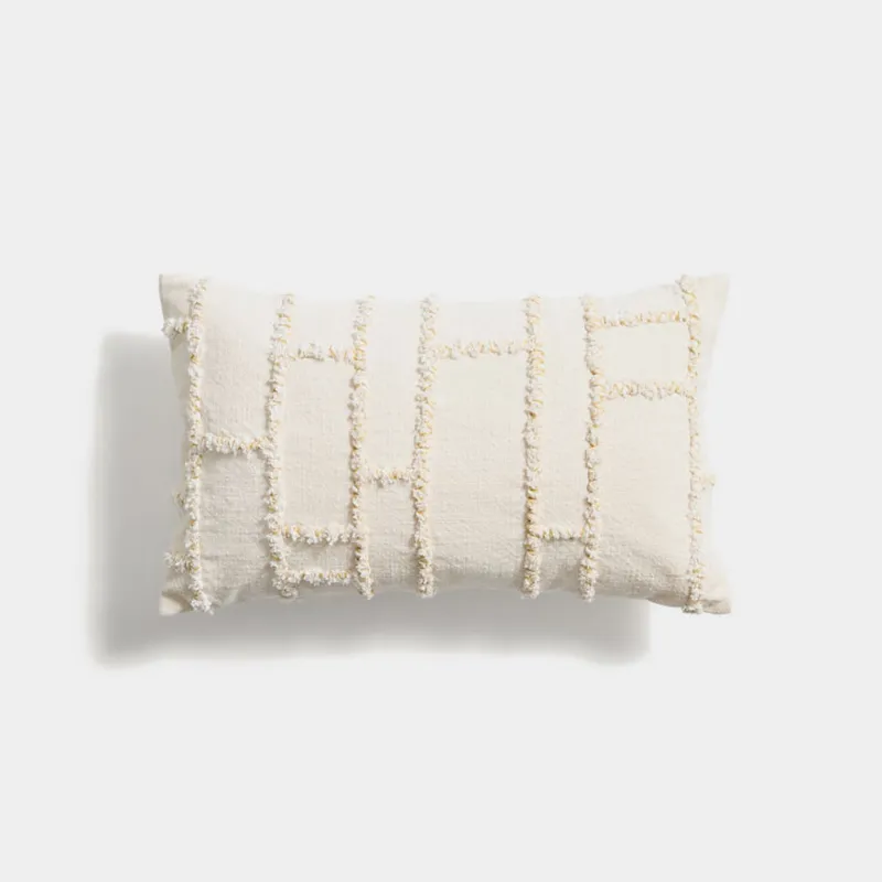 Almohadón Verion con detalle amarillo geométrico bordado 30 x 50 cm en Beige - Textiles, Uruguay | Kavehome