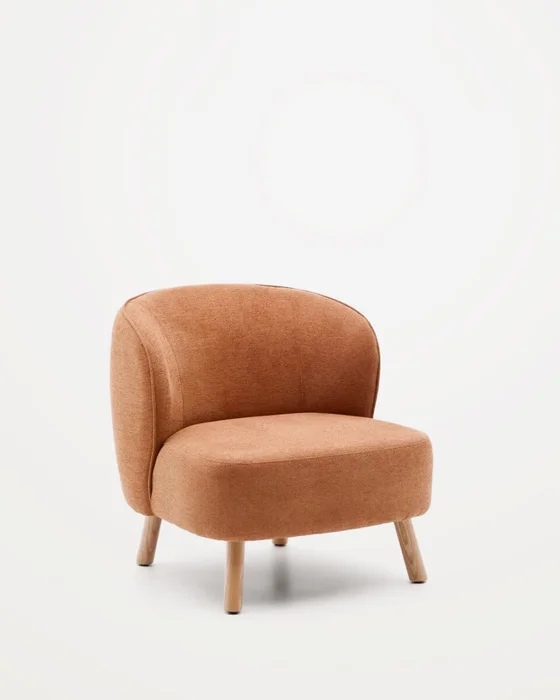 Butaca Ulit de chenilla - terracota y patas de madera maciza haya acabado natural en Rojo - Butacas, banquetas y puffs, Uruguay | Kavehome