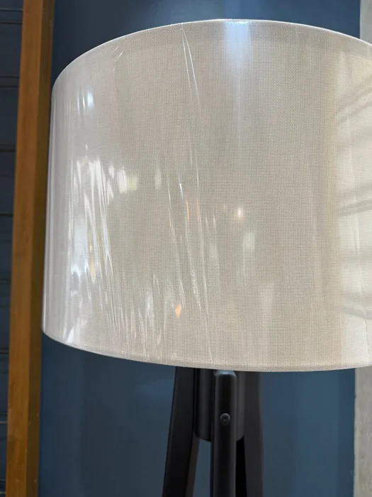 Lámpara de Pie Trippe Cilíndrica Negra en Madera natural - Lámparas de pie, Uruguay | Berna Home, vista 7