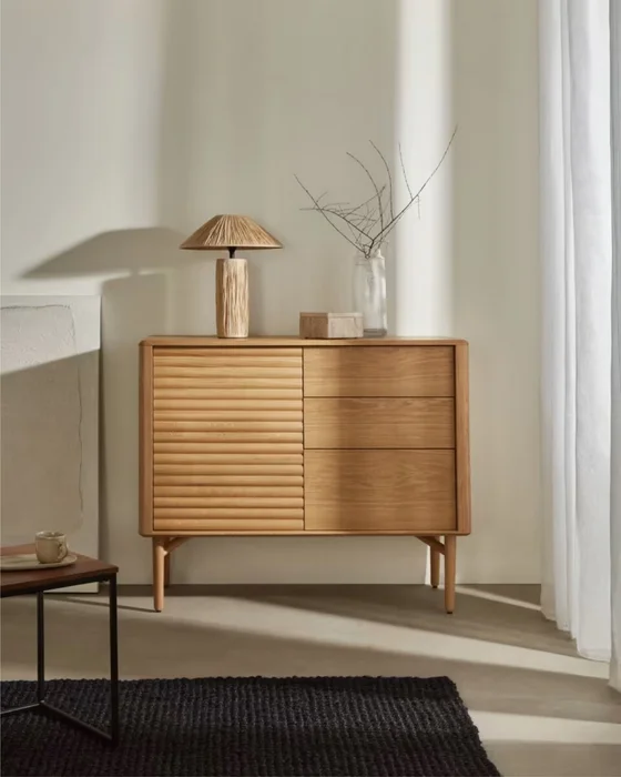 Aparador Lenon - 1 puerta y 3 cajones de madera y chapa de roble 105 x 84 cm FSC MIX Credit en Madera natural - Aparadores y recibidores, Uruguay | Kavehome, vista 2