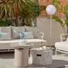 Mesa de centro redonda exterior Jenell terrazo blanco Ø 52 cm en Blanco - Mesas de living, Uruguay | Kavehome, vista 5 de 7