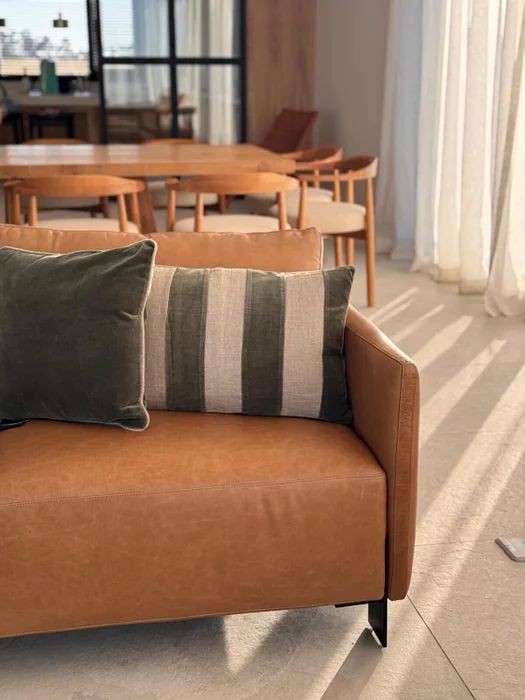 SOFA BALTAZAR BRAVO AMENDOA en Marrón - Sillones y sofás, Uruguay | Más Infinito Casa