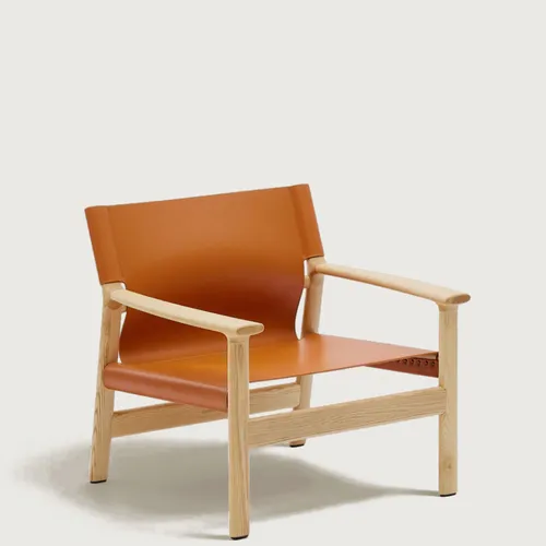 Butaca Jan de fibras de cuero reciclado - marrón claro y madera maciza de fresno con acabado tono natural FSC 100% en Marrón - Butacas, banquetas y puffs, Uruguay | Kavehome