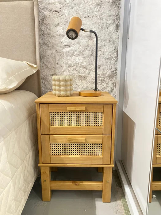 Mesa de Luz Madera de Pino y Rattán Natural – Linea Yakarta en Madera natural - Mesas de luz, Uruguay | Berna Home, vista 6