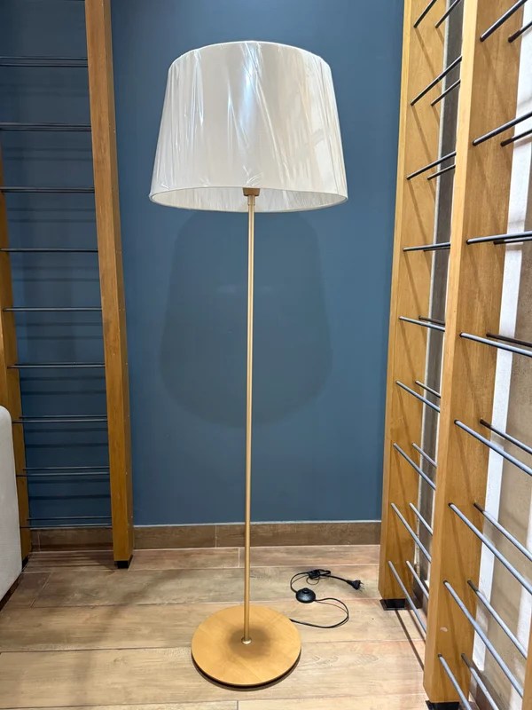 Lámpara de Pie Slim Madera, Hierro Dorado y Pantalla Algodón en Castaño y Dorado – Material Pie: Hierro – Material Base: Madera – Material Panta - Lámparas de pie, Uruguay | Berna home, vista 3