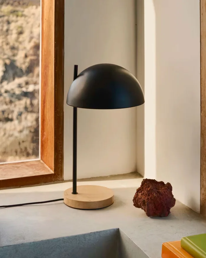 Lámpara de mesa Catlar de madera de fresno y metal - con acabado pintado negro en Negro - Lámparas de mesa, Uruguay | Kavehome, vista 2