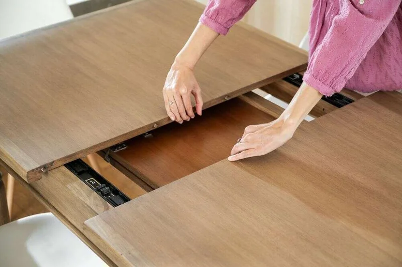 MESA COMEDOR DE CEDRO EMMA - EXTENSIBLE en Madera natural - Mesas de comedor, Uruguay | La Iberica, vista 7