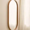 Espejo Magda de madera maciza de teca con acabado natural - Ø 45 x 95 cm en Madera natural - Espejos, Uruguay | Kavehome, vista 2 de 6