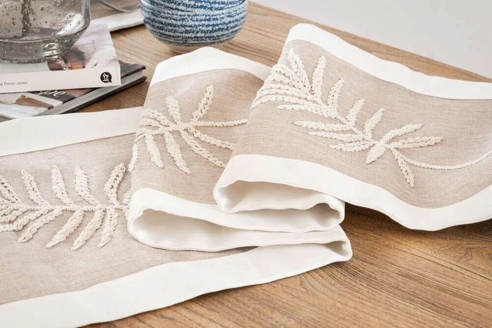 SENDERO BORDADO A MANO - BEIGE Y OFF WHITE en Beige - Textiles, Uruguay | La Iberica, vista 4