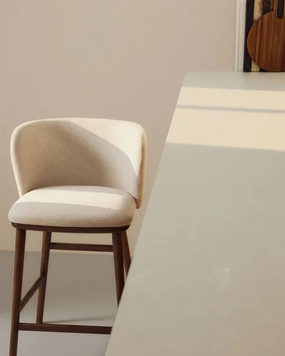 Taburete Ciselia chenilla beige y patas de madera maciza fresno acabado tono nogal FSC Mix Credit 65cm en Beige - Butacas, banquetas y puffs, Uruguay | Kavehome, vista 3