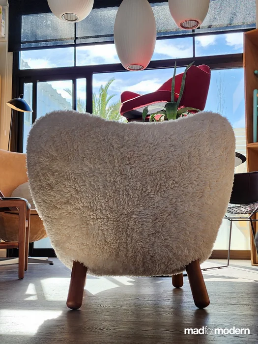Pelican Chair Sheepskin | Finn Juhl en Blanco - Butacas, banquetas y puffs, Uruguay | Mad for Modern, vista 2