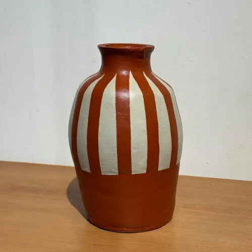 Botella mitad rayas terracota en Terracota - Jarrones, Uruguay | FMB