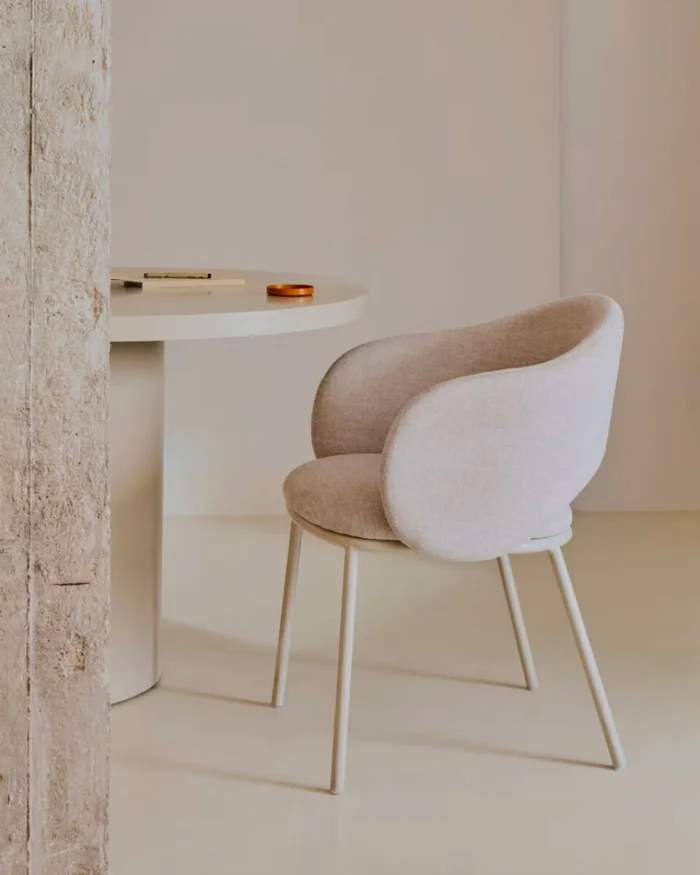 Silla Maina de chenilla beige y patas de acero con acabado beige FSC Mix Credit en Beige - Sillas, Uruguay | Kavehome, vista 2