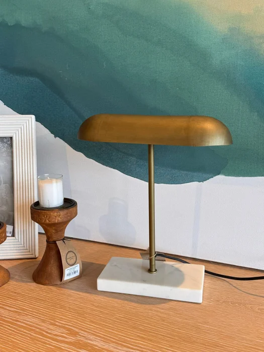 L. MESA THEO 29X33 VINTAGE BRASS Y MARMOL en Dorado - Lámparas de mesa, Uruguay | Más Infinito Casa