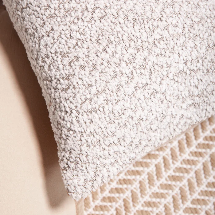 Funda de almohadón Sherpa 45x45cm - marrón en Gris - Textiles, Uruguay | Buho Store, vista 2
