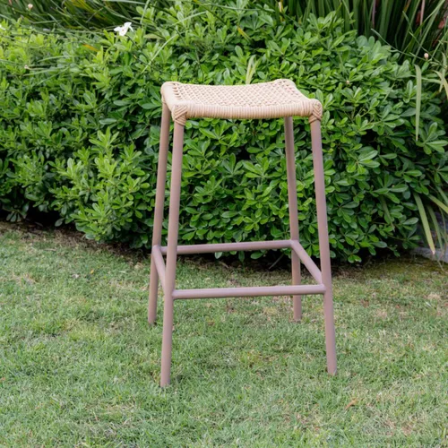 Banqueta de barra en cuerda náutica beige y aluminio en Beige - Butacas, banquetas y puffs, Uruguay | Entrecasa