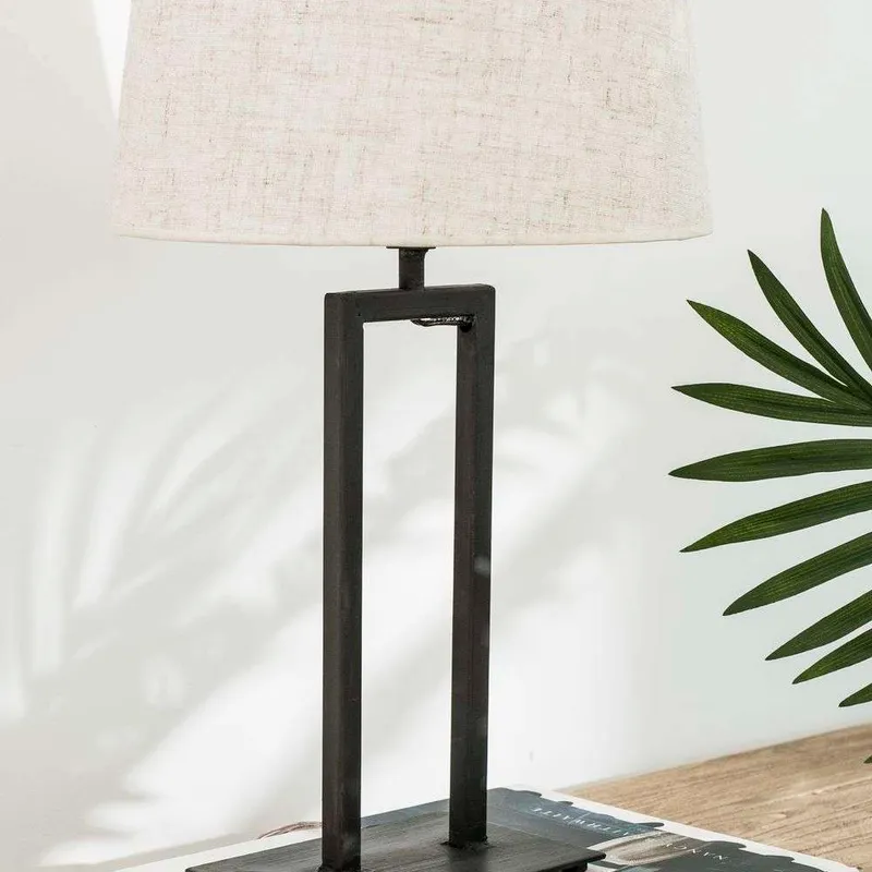 LAMPARA DE MESA GEOMETRICA - HIERRO - NEGRA en Negro - Lámparas de mesa, Uruguay | La Iberica
