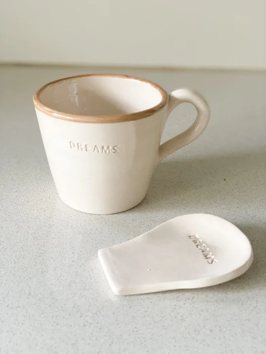 Taza + apoya cucharita en blanco cálido con detalle en tono tierra (puede variar) - Decoración, Uruguay | Dreams On Time