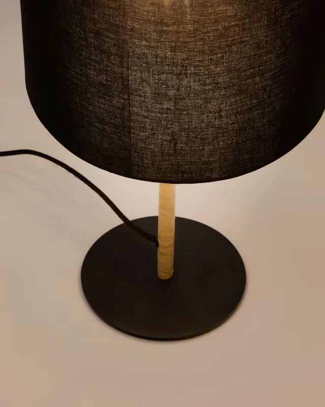 Lámpara de mesa Pina de metal y ratán con pantalla de algodón negro en Madera natural - Lámparas de mesa, Uruguay | Kavehome, vista 3