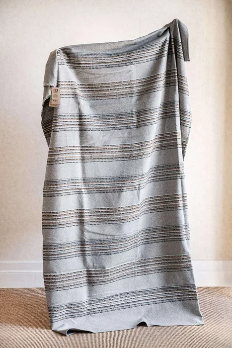 MANTA AUSTRIACA MINIMAL LINES GRIS - 2.00 X 1.40 MTS en Gris - Textiles, Uruguay | La Iberica