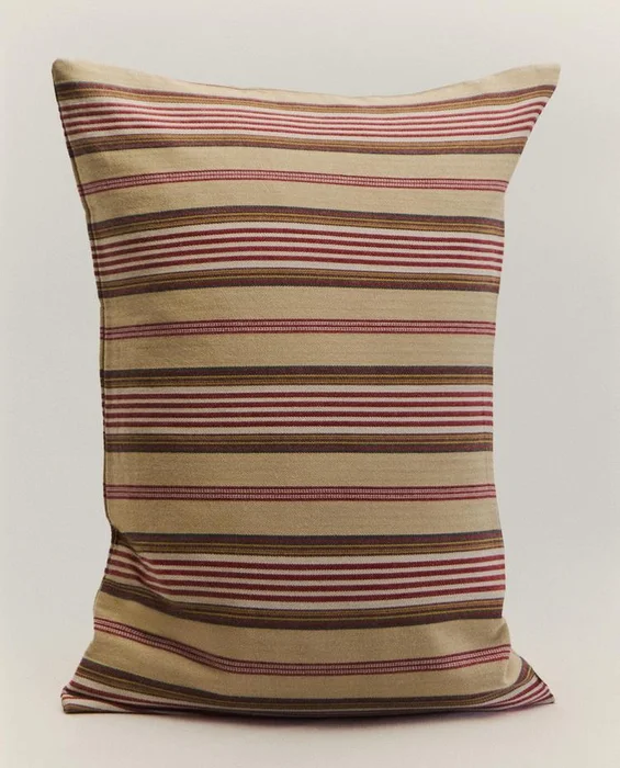FUNDA COJÍN ALGODÓN RAYAS TEXTURA | KATHARINE POLE en Beige - Textiles, Uruguay | Zara Home