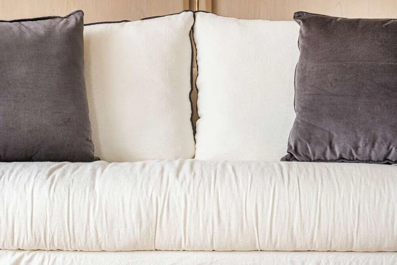 ALMOHADON TERCIOPELO GRIS - 55 X 55 CMS en Gris - Textiles, Uruguay | La Iberica, vista 6