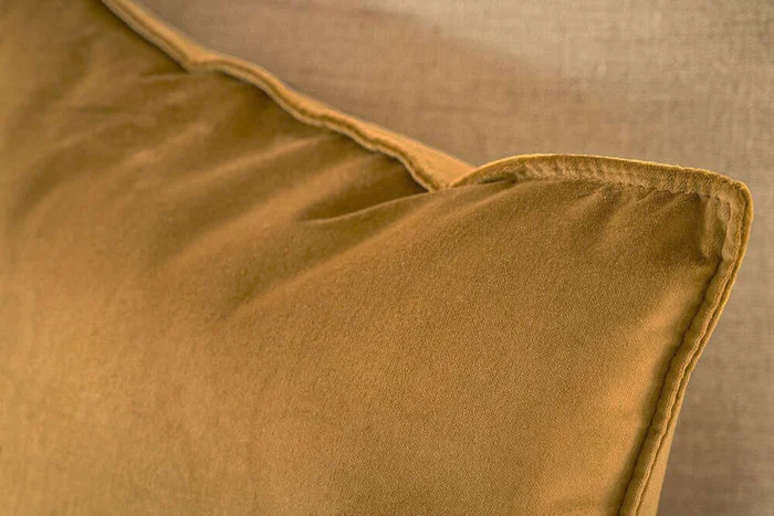 ALMOHADON TERCIOPELO ORO - 55 X 55 CMS en Dorado - Textiles, Uruguay | La Iberica, vista 15