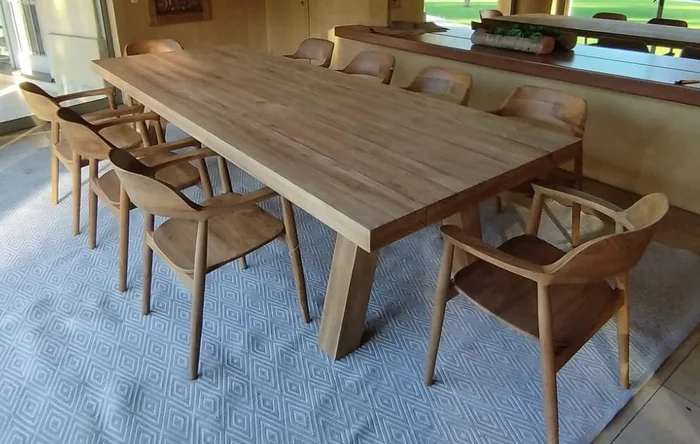 MESA VICTOR TEKA NATURAL en Madera natural - Mesas de comedor, Uruguay | Más Infinito Casa