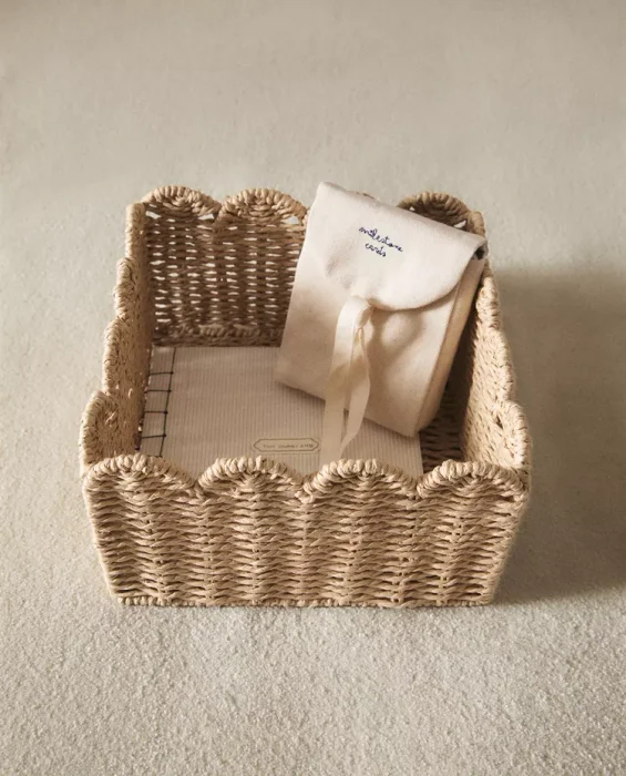 CESTA ONDAS PEQUEÑA en Beige - Canastos, Uruguay | Zara Home