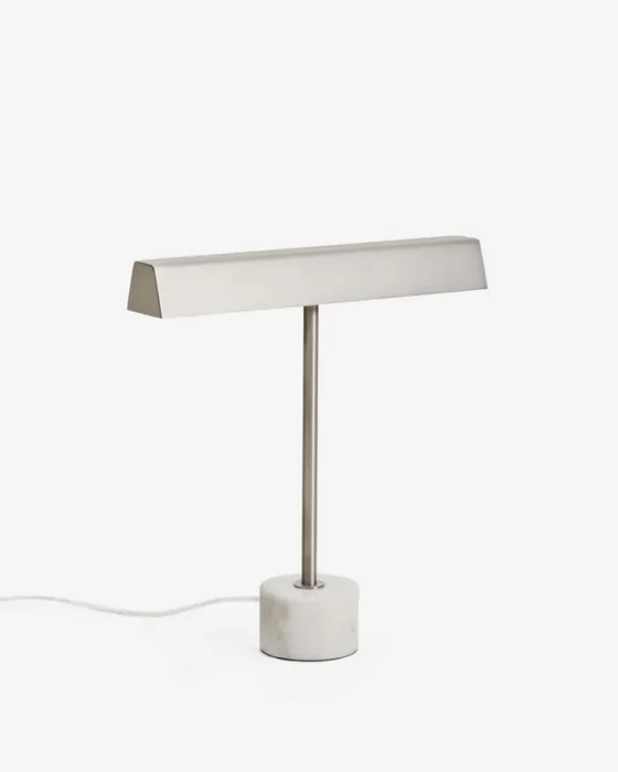 Lámpara de mesa Lynor de metal cepillado con base de mármol blanco en Blanco - Lámparas de mesa, Uruguay | Kavehome