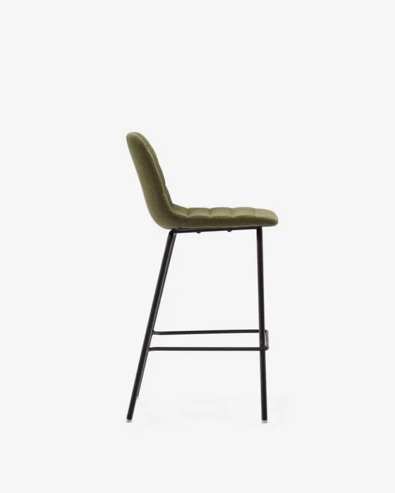 Taburete Zunilda de chenilla - verde oscuro y acero con acabado negro mate altura 65 cm en Verde - Butacas, banquetas y puffs, Uruguay | Kavehome, vista 5