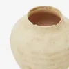 Jarrón Silbet de cerámica beige 19 cm en Beige - Jarrones, Uruguay | Kavehome, vista 3 de 4