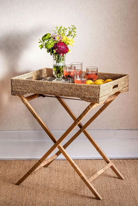BANDEJA DE RATTAN CON SOPORTE / MESA AUXILIAR / BARCITO NUDE en Madera natural - Mesas de living, Uruguay | La Iberica